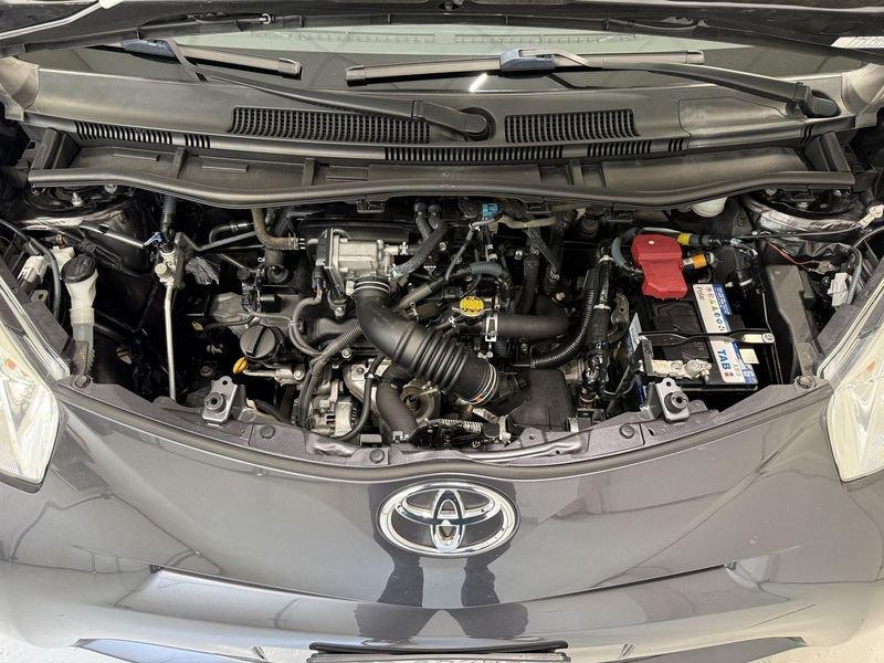 Toyota iQ iQ 1.0 Lounge (high) CVT