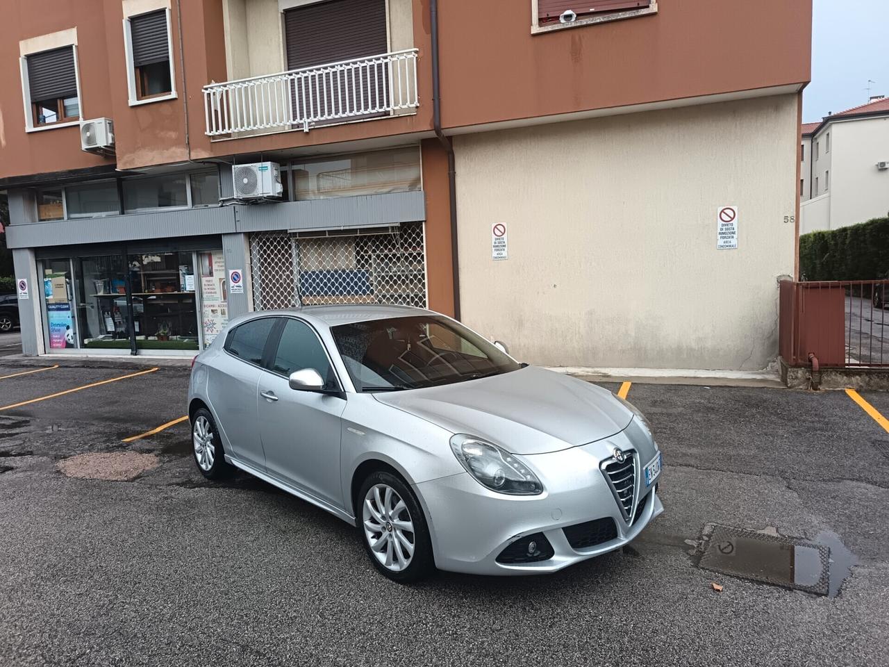 Alfa Romeo Giulietta 2.0 JTDm-2 140 CV Distinctive ok neo patente