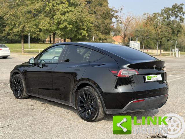 TESLA Model Y longe