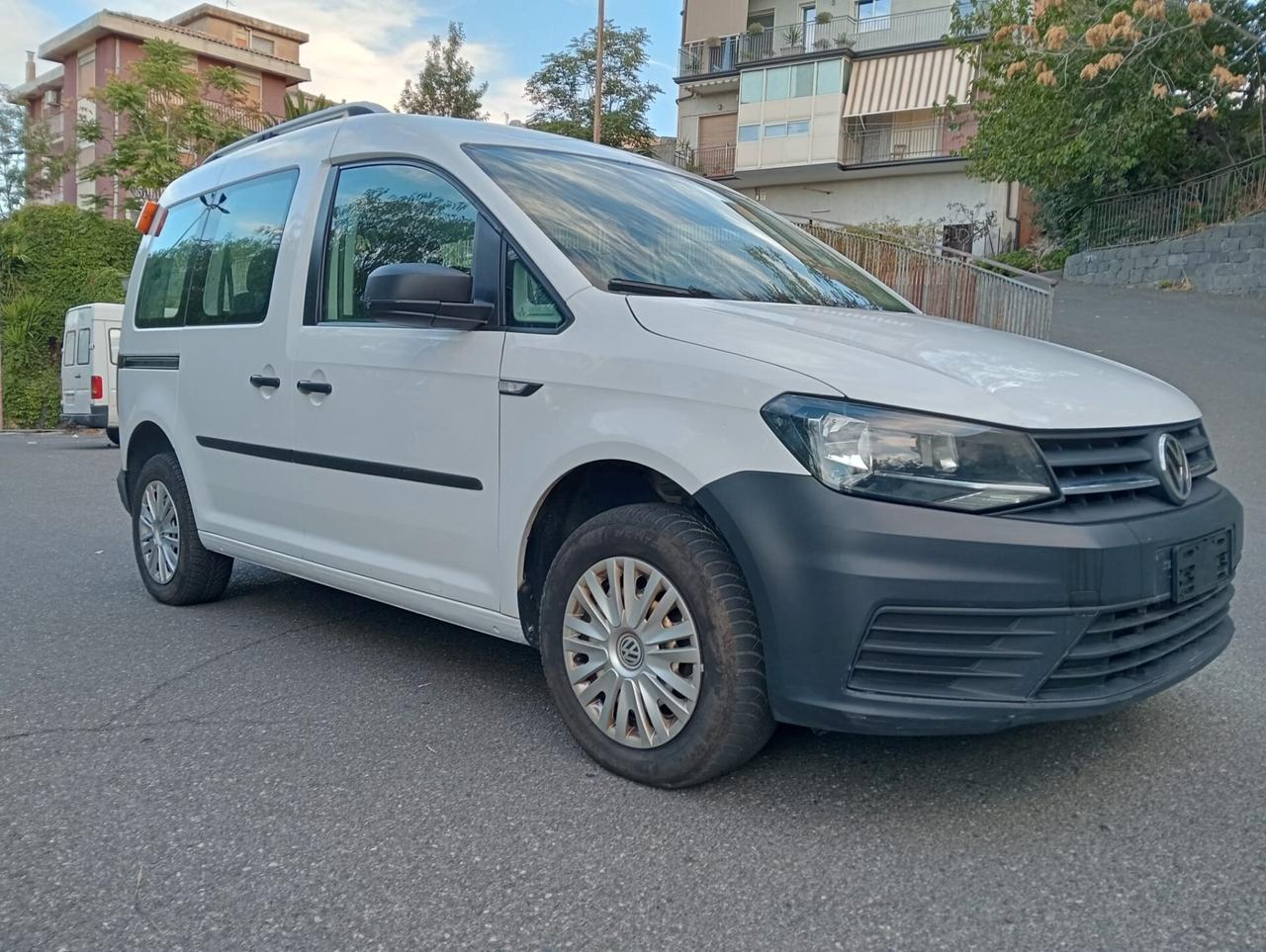 Volkswagen Caddy Pianale ribassato con rampa disabili in carrozzina