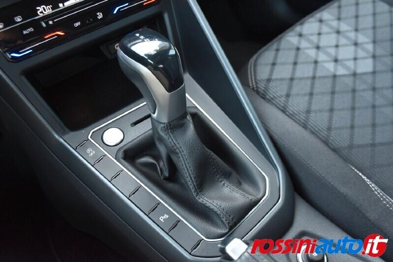VOLKSWAGEN TAIGO 1.5 TSI 150 CV DSG R-LINE + R18 BI-COLOR 2XCLIMA