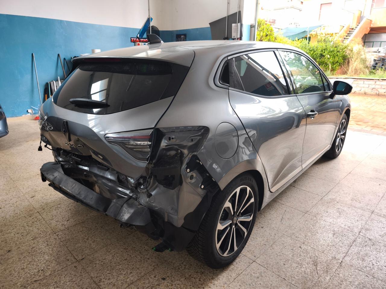 Renault Clio TCe 90 CV 5 porte Techno INCIDENTATA