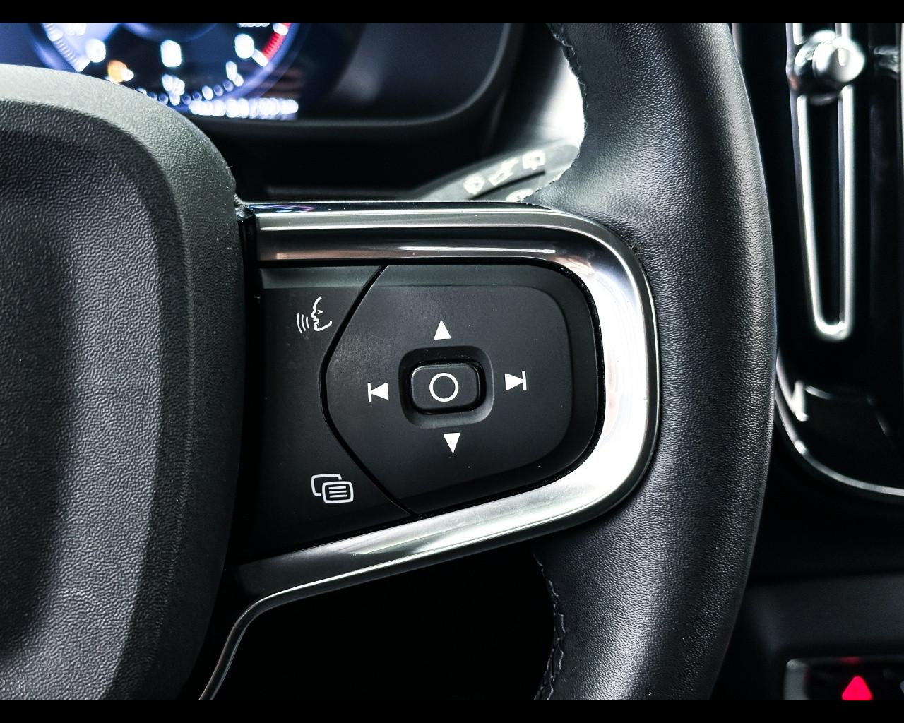 VOLVO XC40 B4 AWD Geartronic Momentum Pro