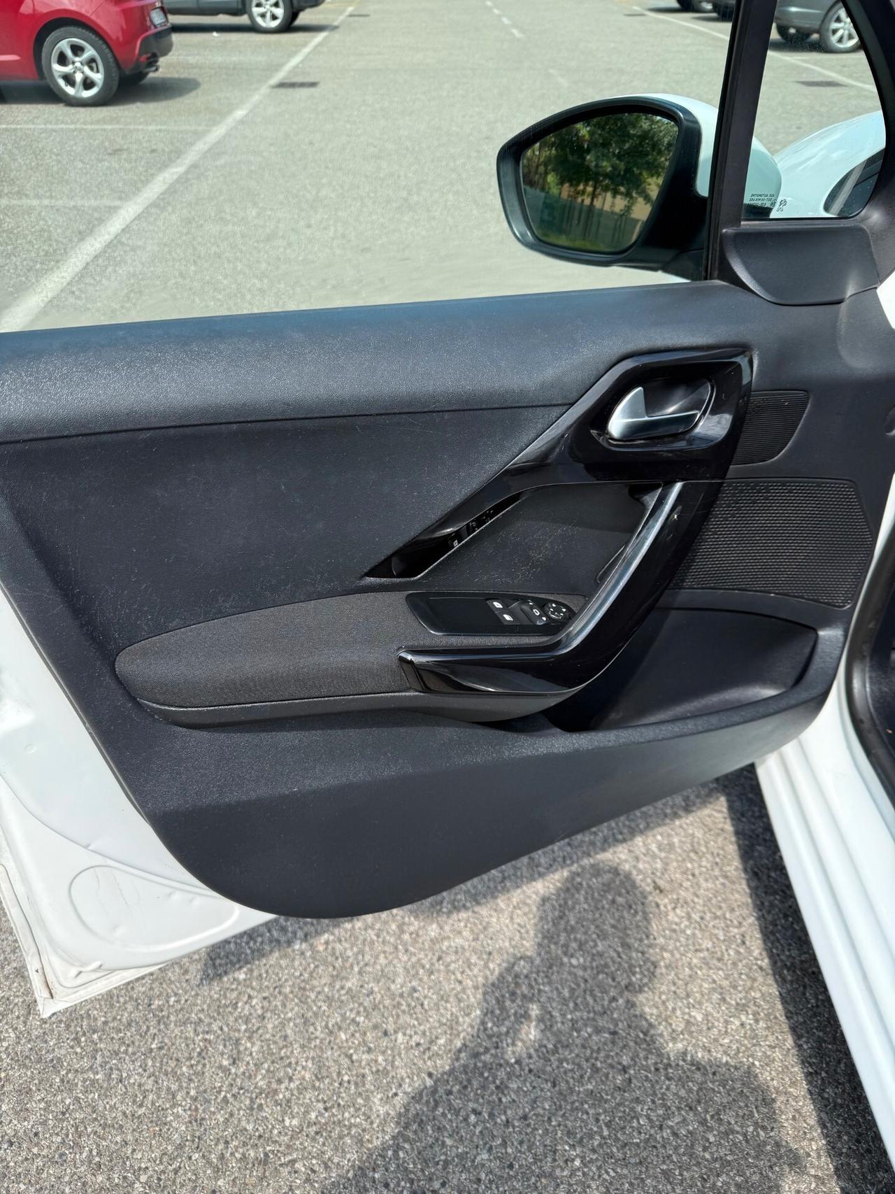 Peugeot 208 1.2 - NEOPATENTATI - 12 MESI DI GARANZIA -