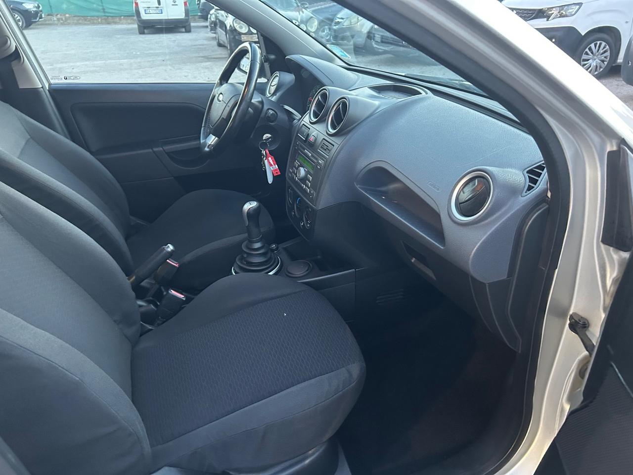Ford Fiesta 1.2 5p. Ghia 140000km Gancio Traino