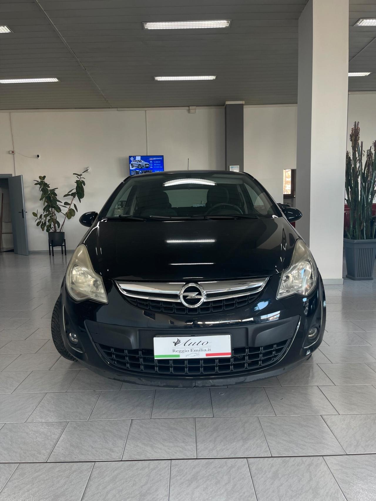 Opel Corsa 1.2 3 porte b-color