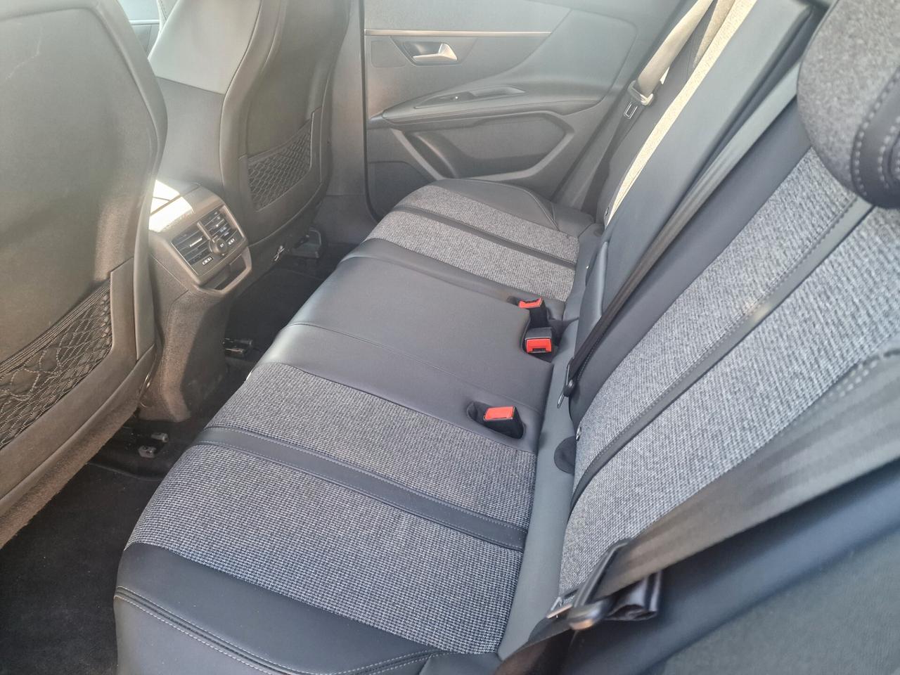 Peugeot 3008 BlueHDi 130 S&S EAT8 Allure