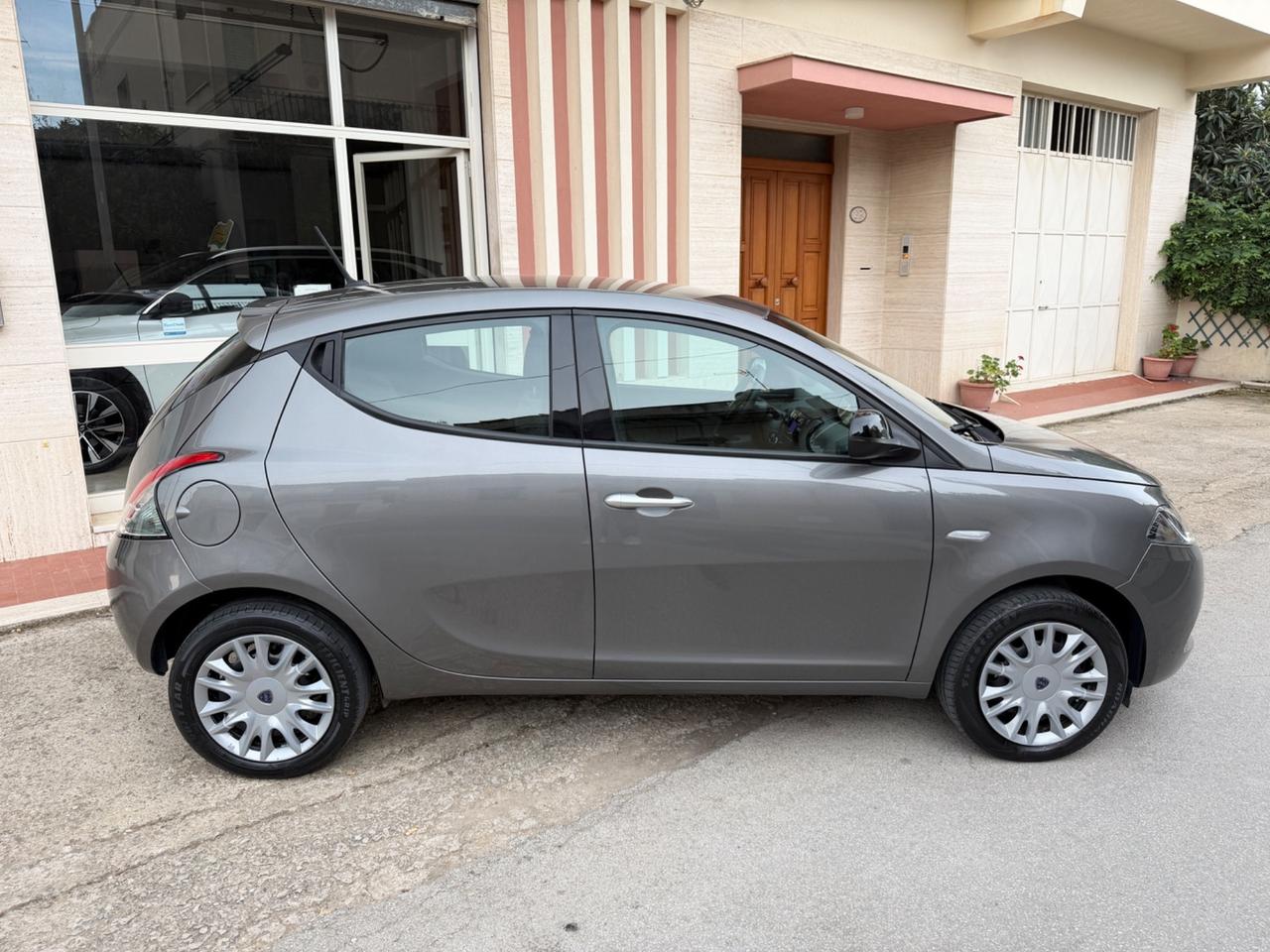 Lancia Ypsilon 1.0 FireFly 5 porte S&S Hybrid Silver