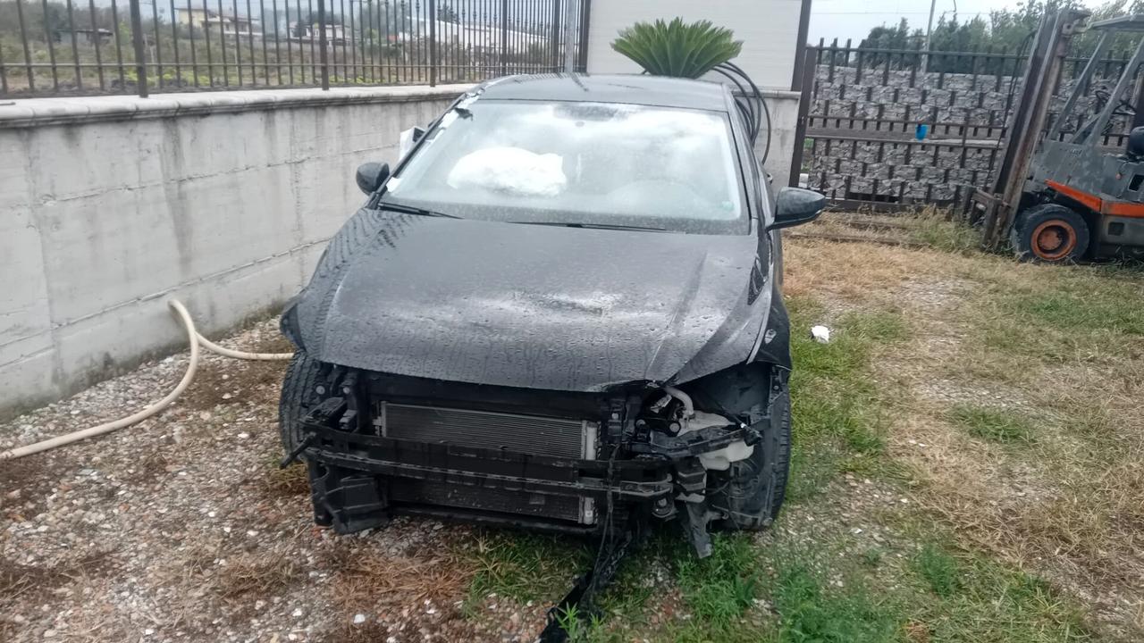 Volkswagen Polo 1.0 TSI 5p. Comfortline SINISTRATA