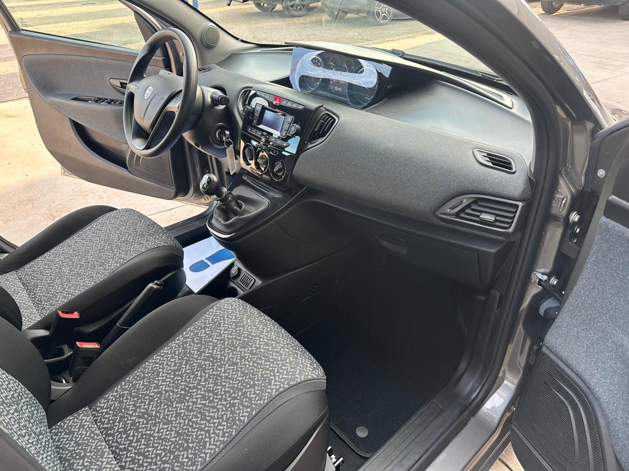 Lancia Ypsilon 1.0 FireFly 5 porte S&S Hybrid Silver PREZZO PROMO