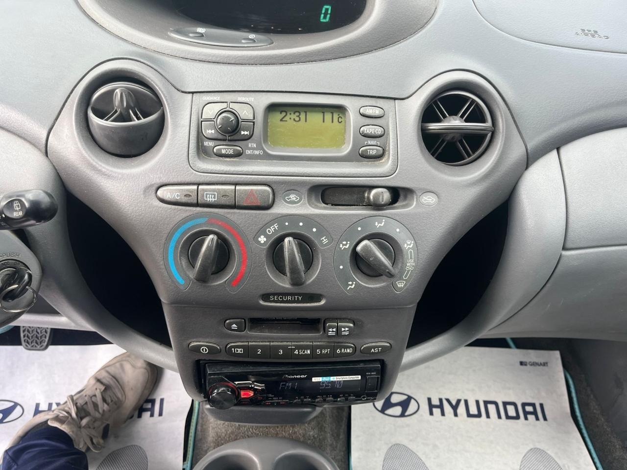 Toyota Yaris 1.0i 16V cat 3 porte Sol 2001