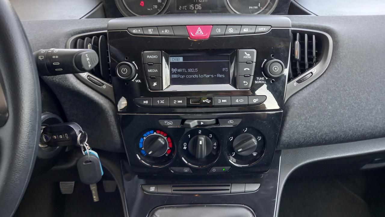 Lancia Ypsilon 1.0 FireFly 5 porte S&S Hybrid Ecochic Silver