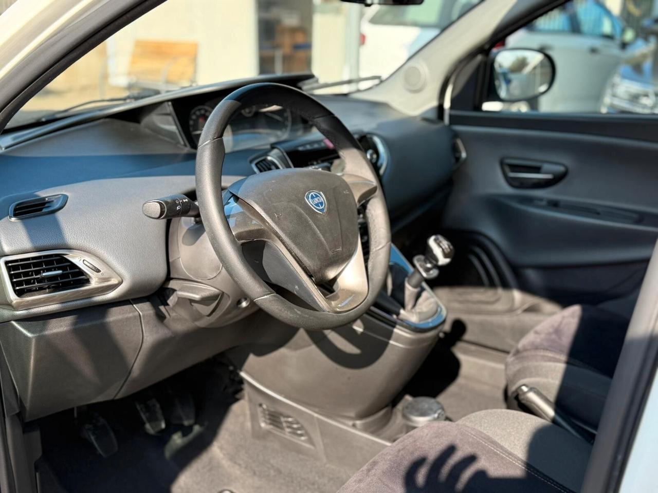 Lancia Ypsilon 1.2 69 CV 5 porte S&S Platinum