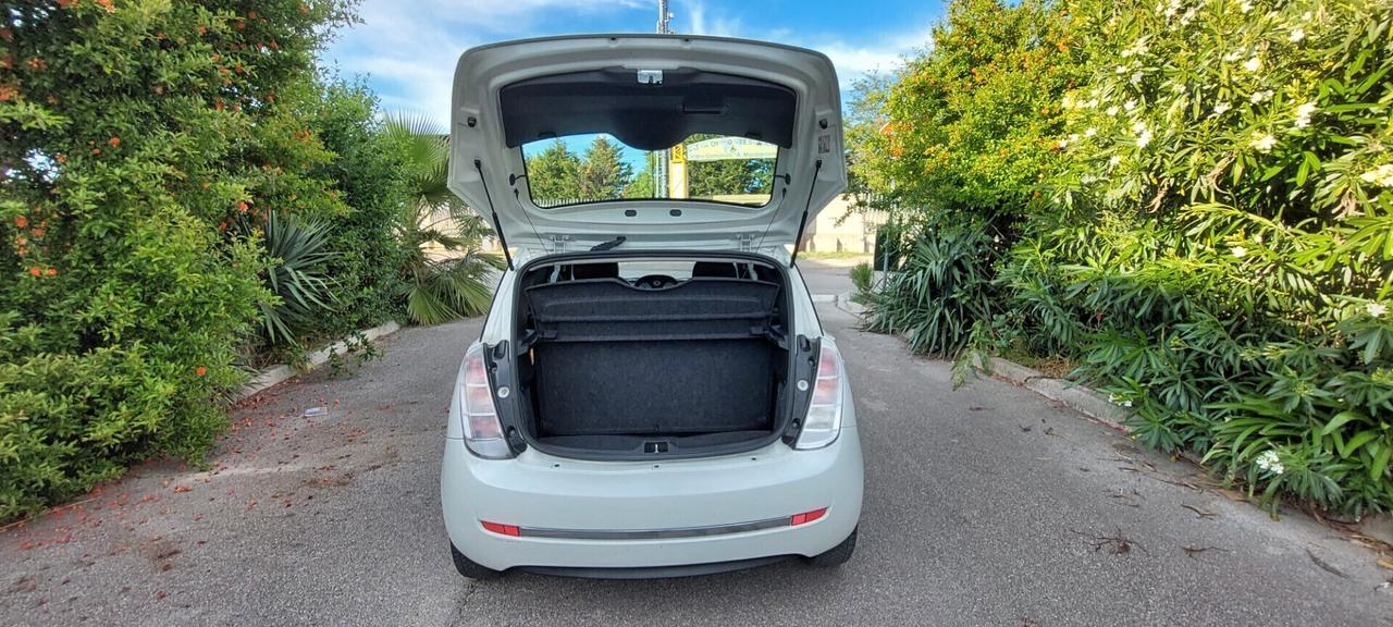 YPSILON MODELLO DIVA 1,3 MTJ DIESEL 75 CV RESTAYLING AUX PER NEOPATENTATI IMPECCABILE