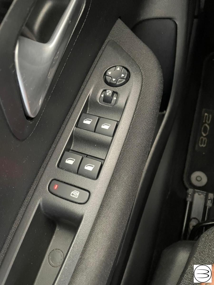 PEUGEOT - 208