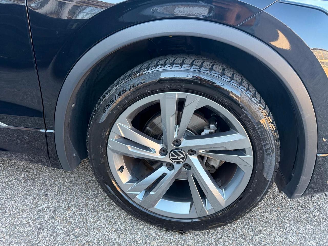 Volkswagen Tiguan 2.0 TDI 150 CV SCR DSG R-Line interno ed esterno