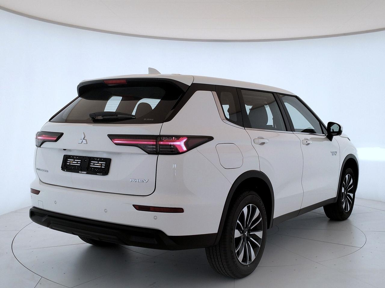 Mitsubishi Outlander DISPONIBILE IN VARIE COLORAZIONI E ALLESTIMENTI - CONCESSIONARIO UFFICIALE