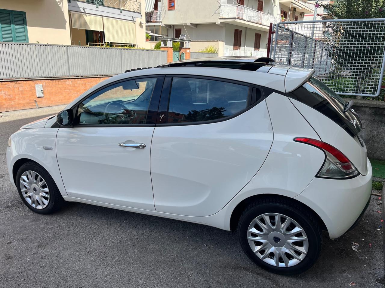 LANCIA YPSILON 5P CON TETTO PANORAMICO APRIBILE