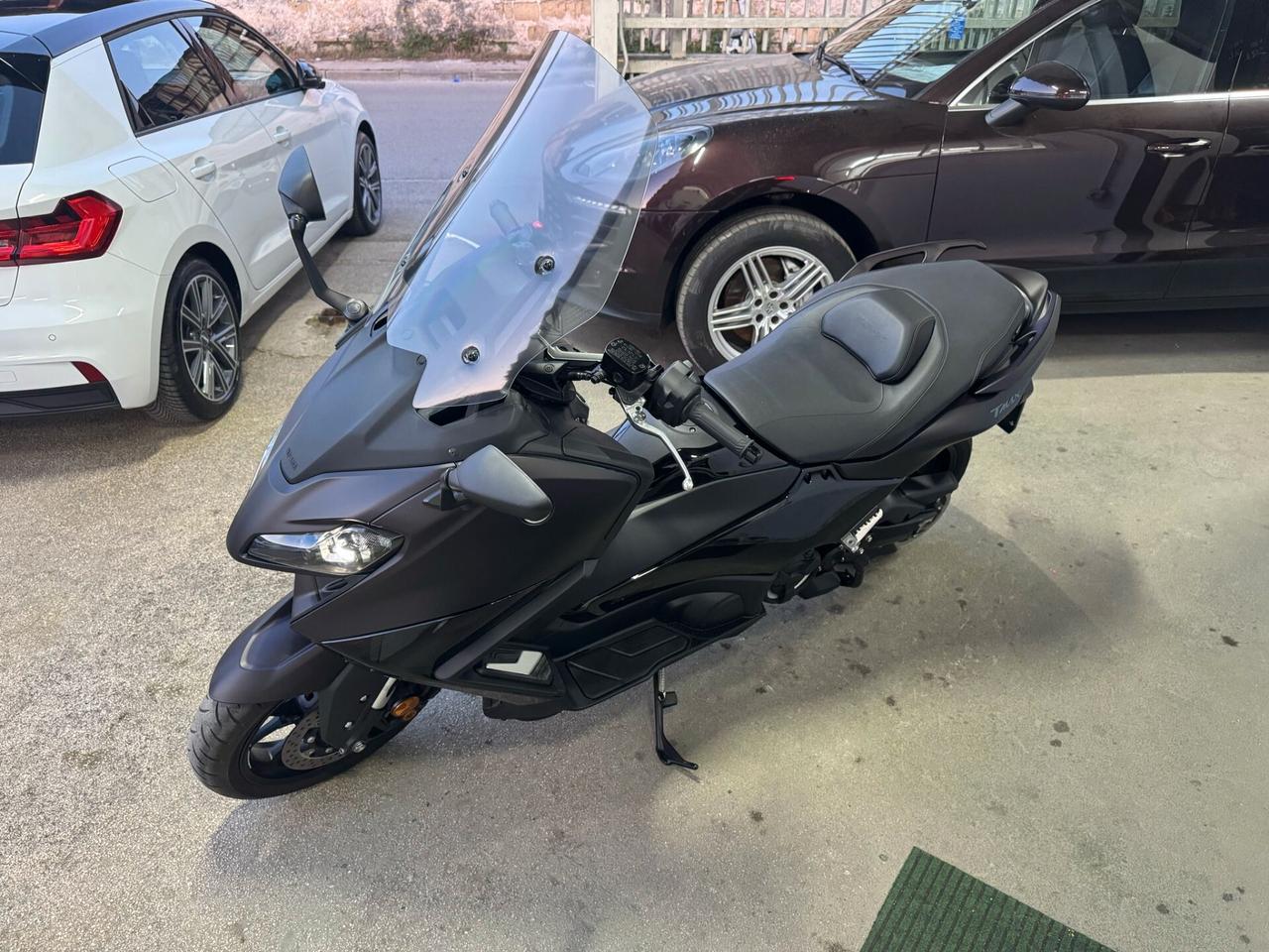 YAMAHA T-MAX 560 TECH MAX DARK MAGMA 2024
