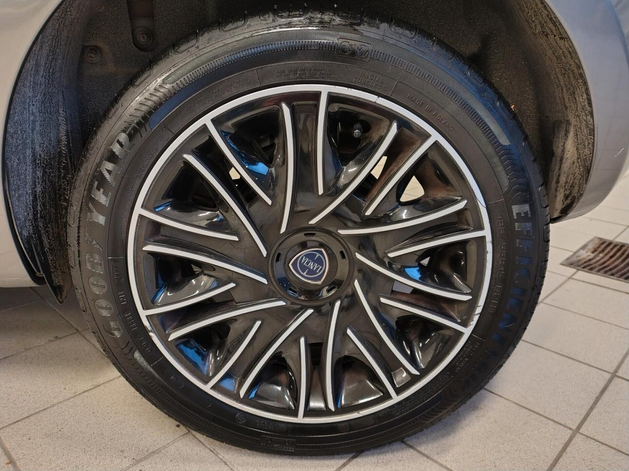 LANCIA YPSILON 1.0 HYBRID OK NEOPATENTATI