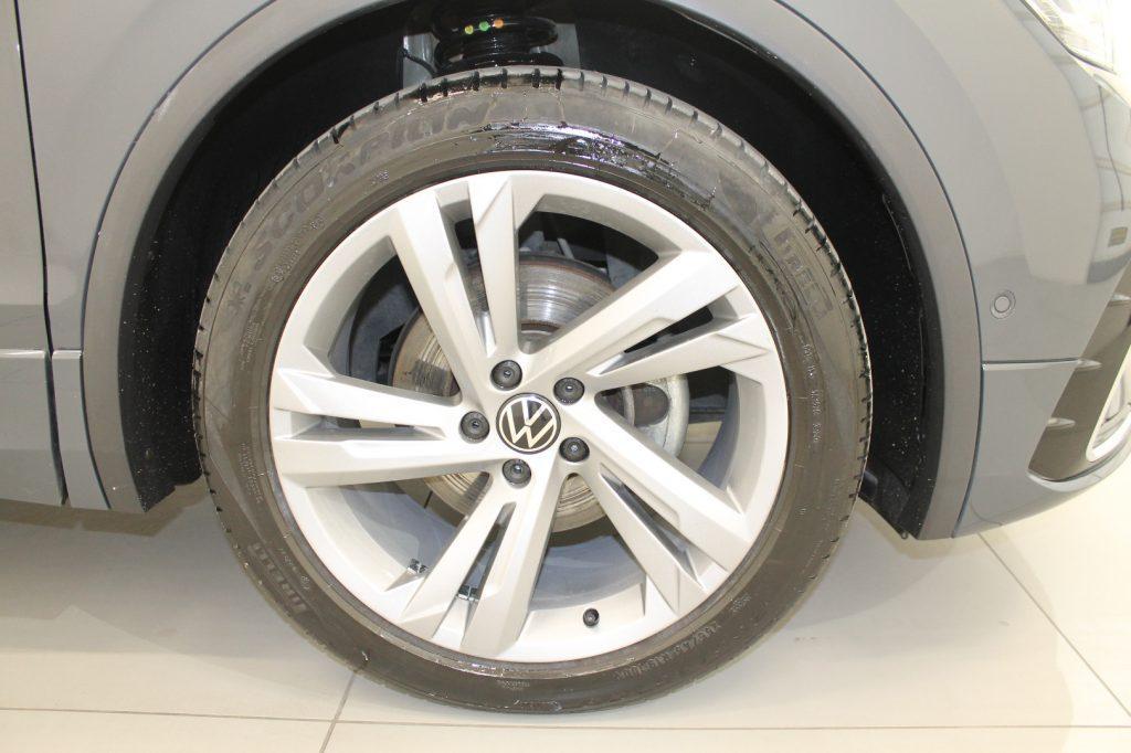 VOLKSWAGEN Tiguan 2.0 TDI 150 Cv. DSG R-Line TETTO PANORAMA