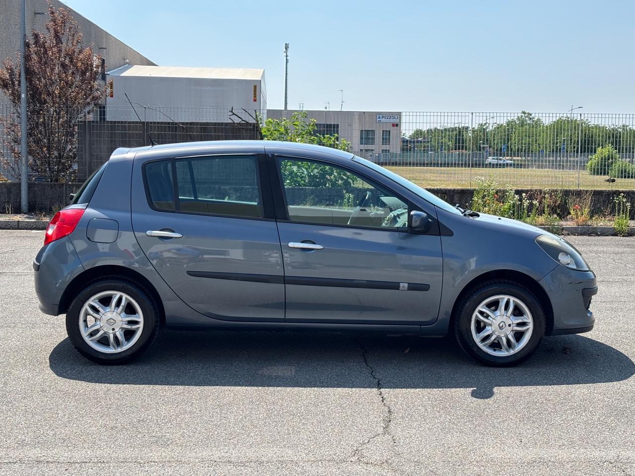 Renault Clio 1.2 16V UNI PRO!