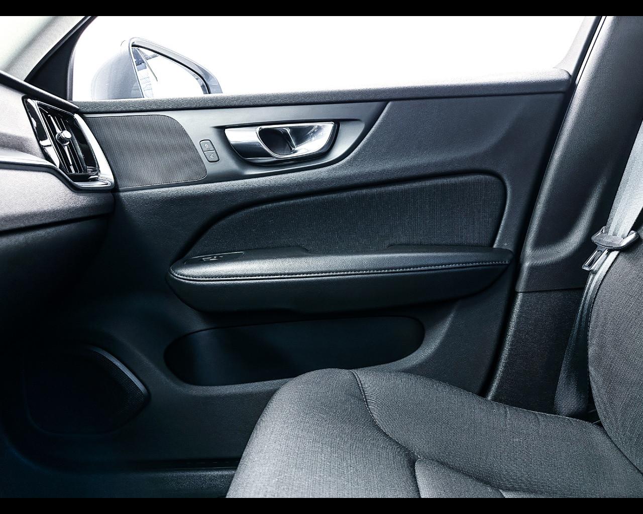 VOLVO V60 (2018-->) - V60 D3 Geartronic Momentum Business