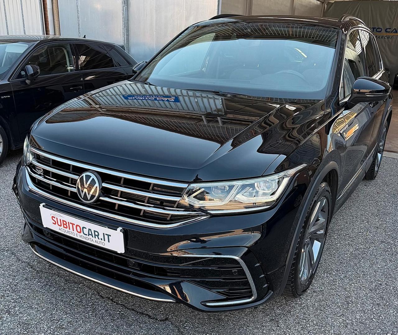 Volkswagen Tiguan 2.0 TDI 150 CV SCR DSG R-Line interno ed esterno