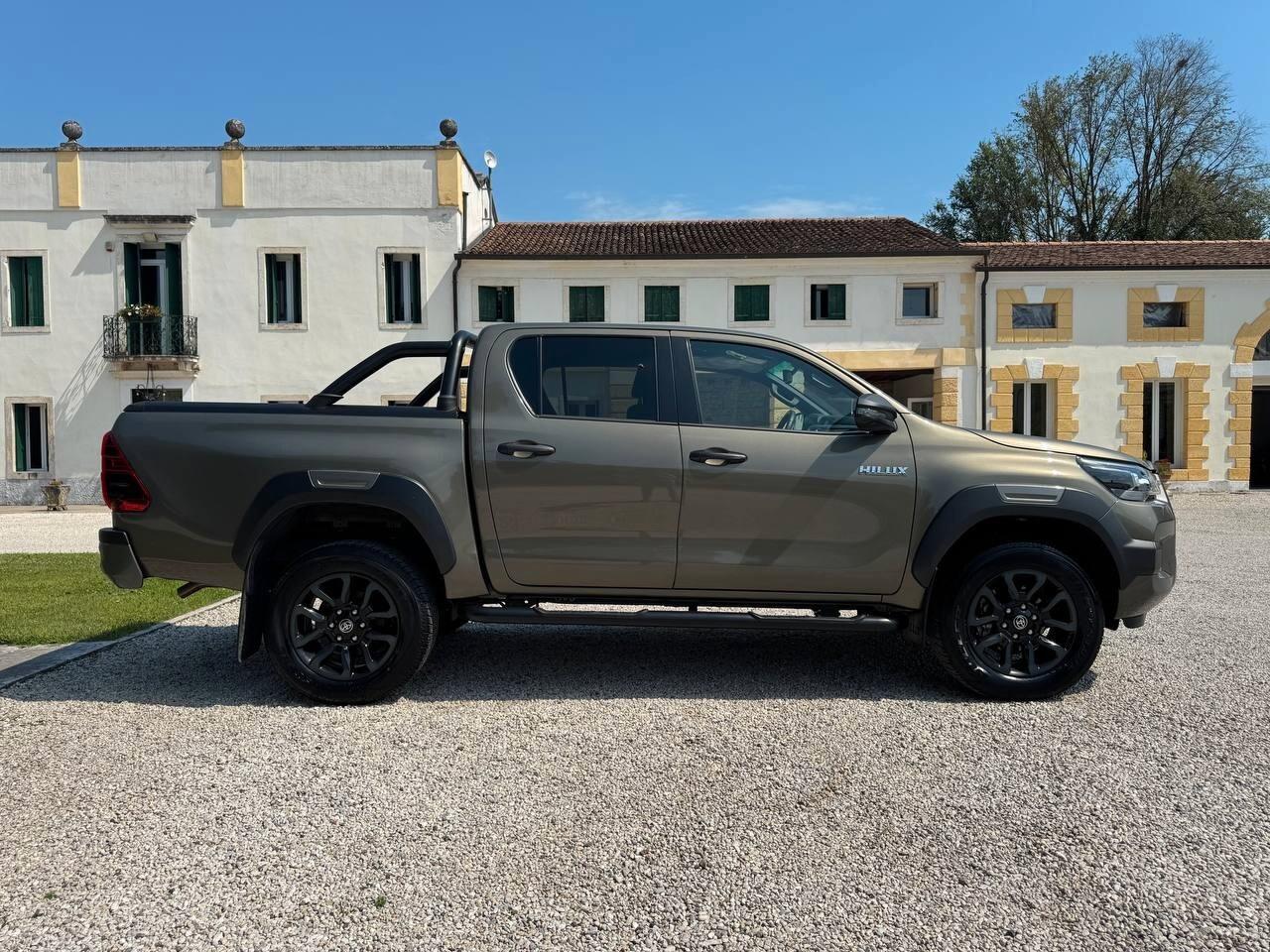 Toyota Hilux 2.4 D-4D A/T 4WD 4 porte Double Cab Invincible