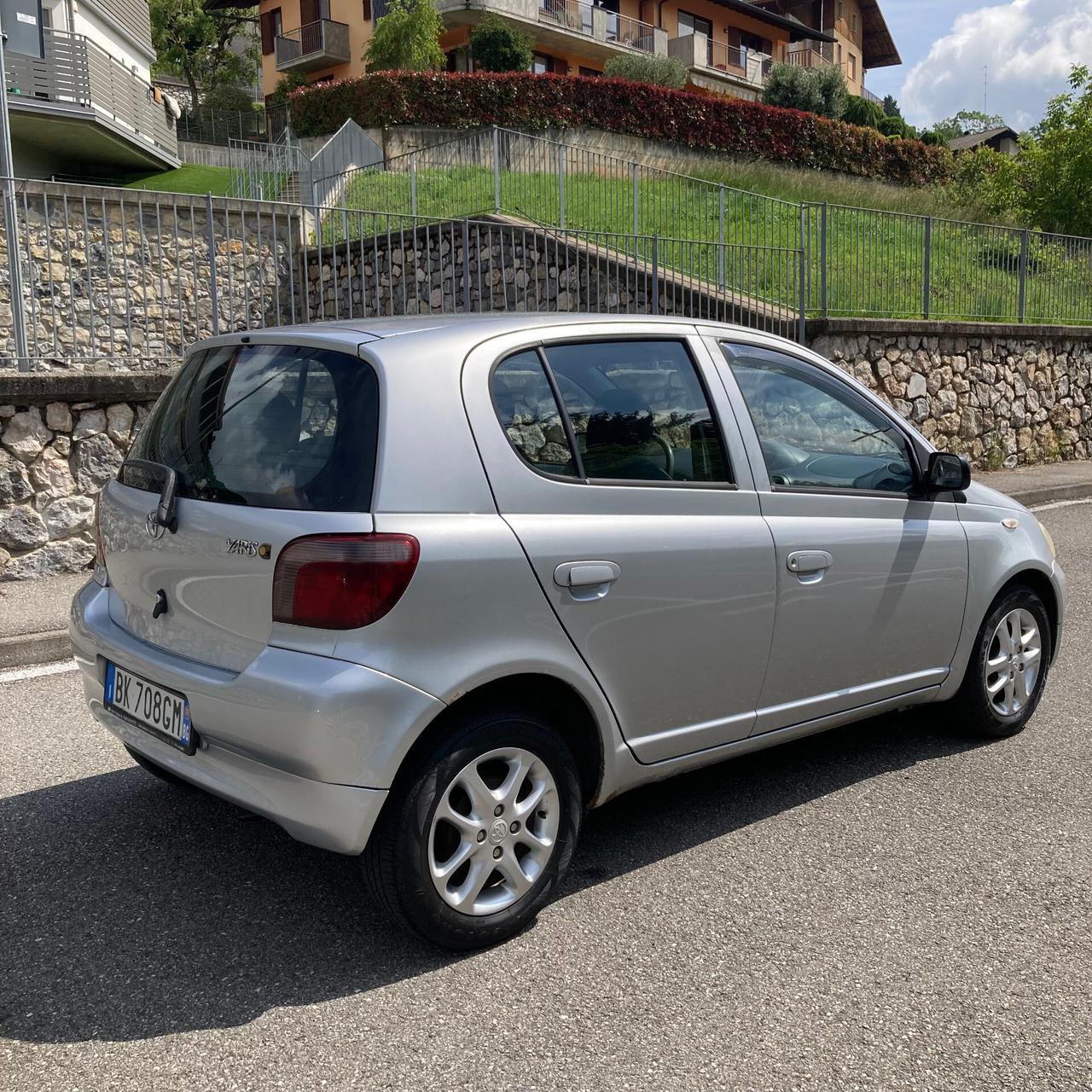Toyota Yaris 1.0i 16V cat 5 porte Sol
