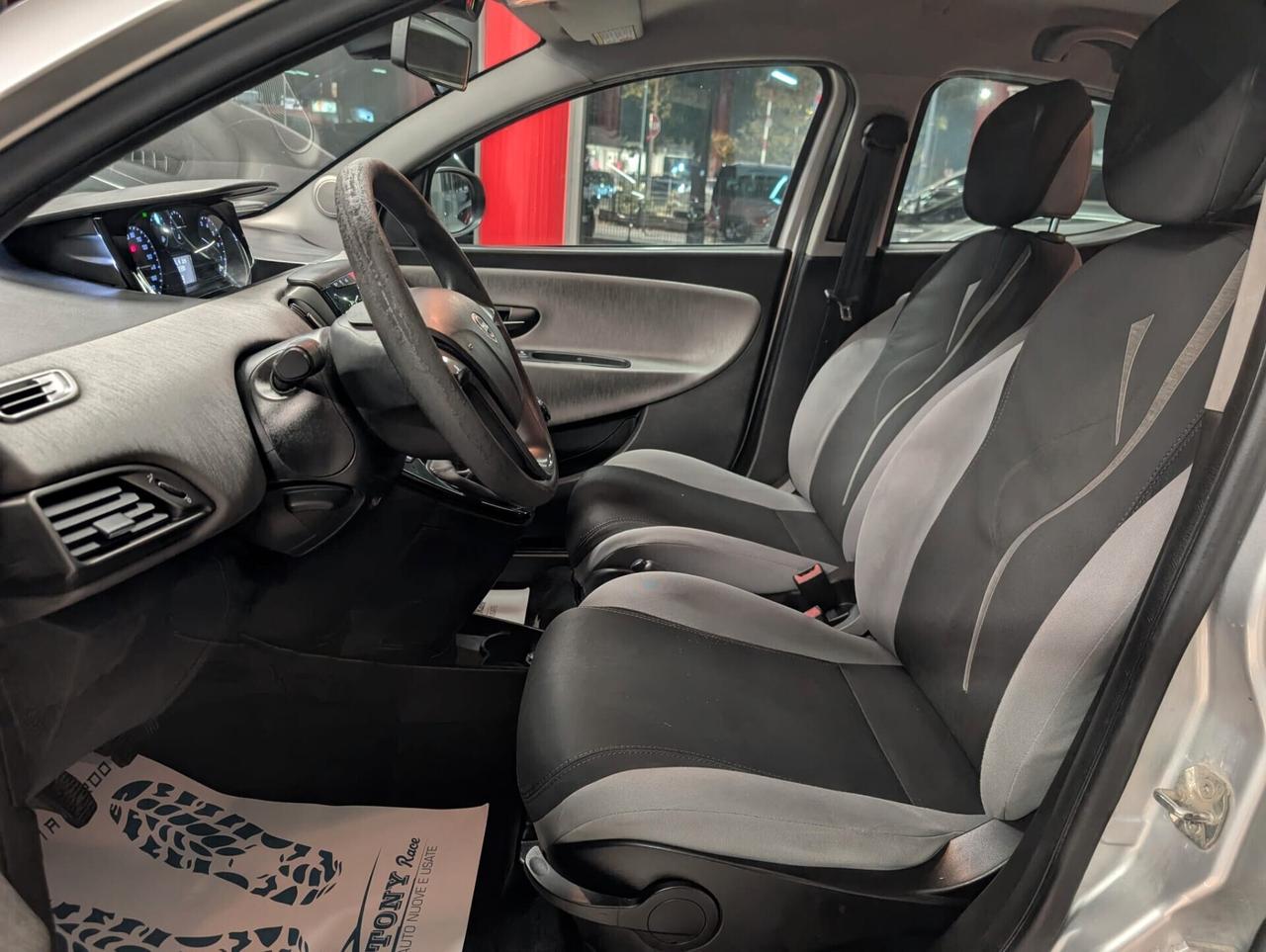 Lancia Ypsilon 0.9 TwinAir 85 CV 5 porte Metano Ecochic Silver