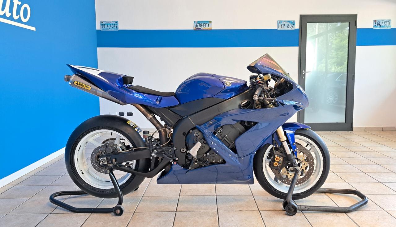 YAMAHA R1 pista