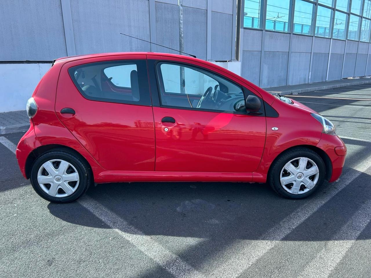 TOYOTA AYGO 1.0 BENZINA – 5 PORTE – SOLO 47.000 KM – CONDIZIONI DA VETRINA!