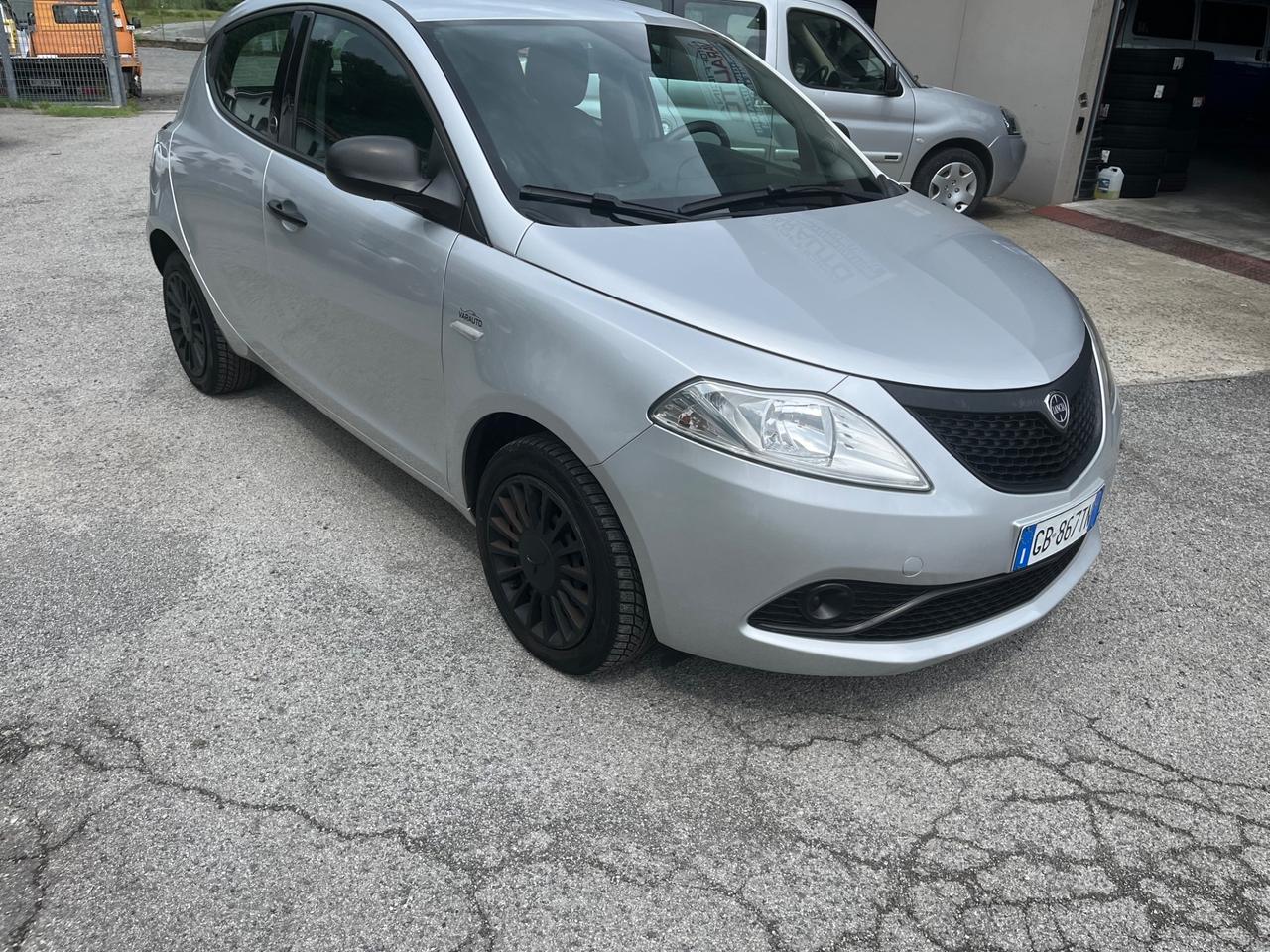 Lancia Ypsilon 1.0 FireFly 5 porte S&S Hybrid Ecochic Silver