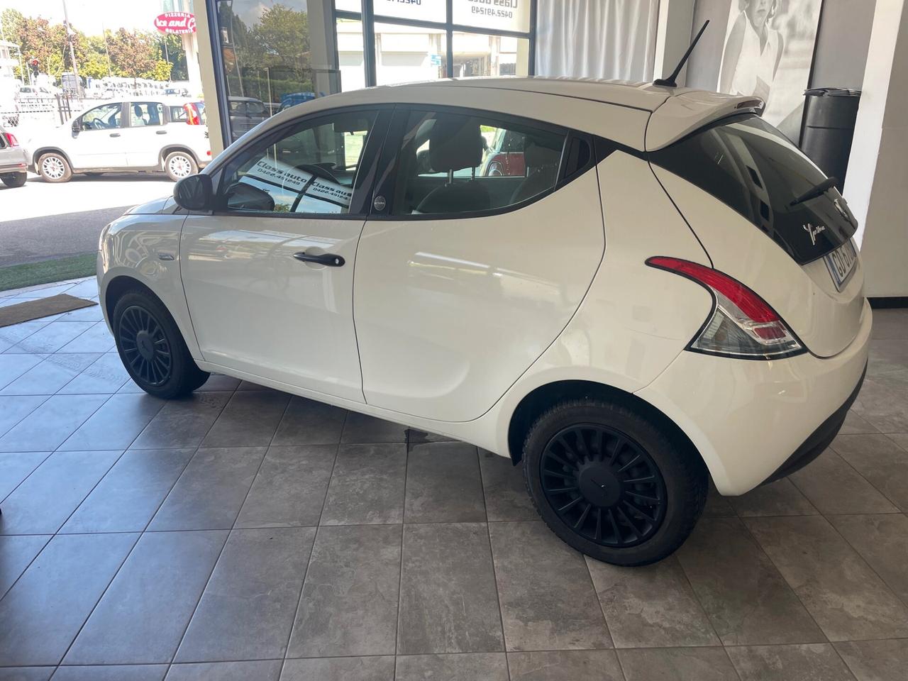 Lancia Ypsilon 1.0 FireFly 5 porte S&S Hybrid Ecochic Silver