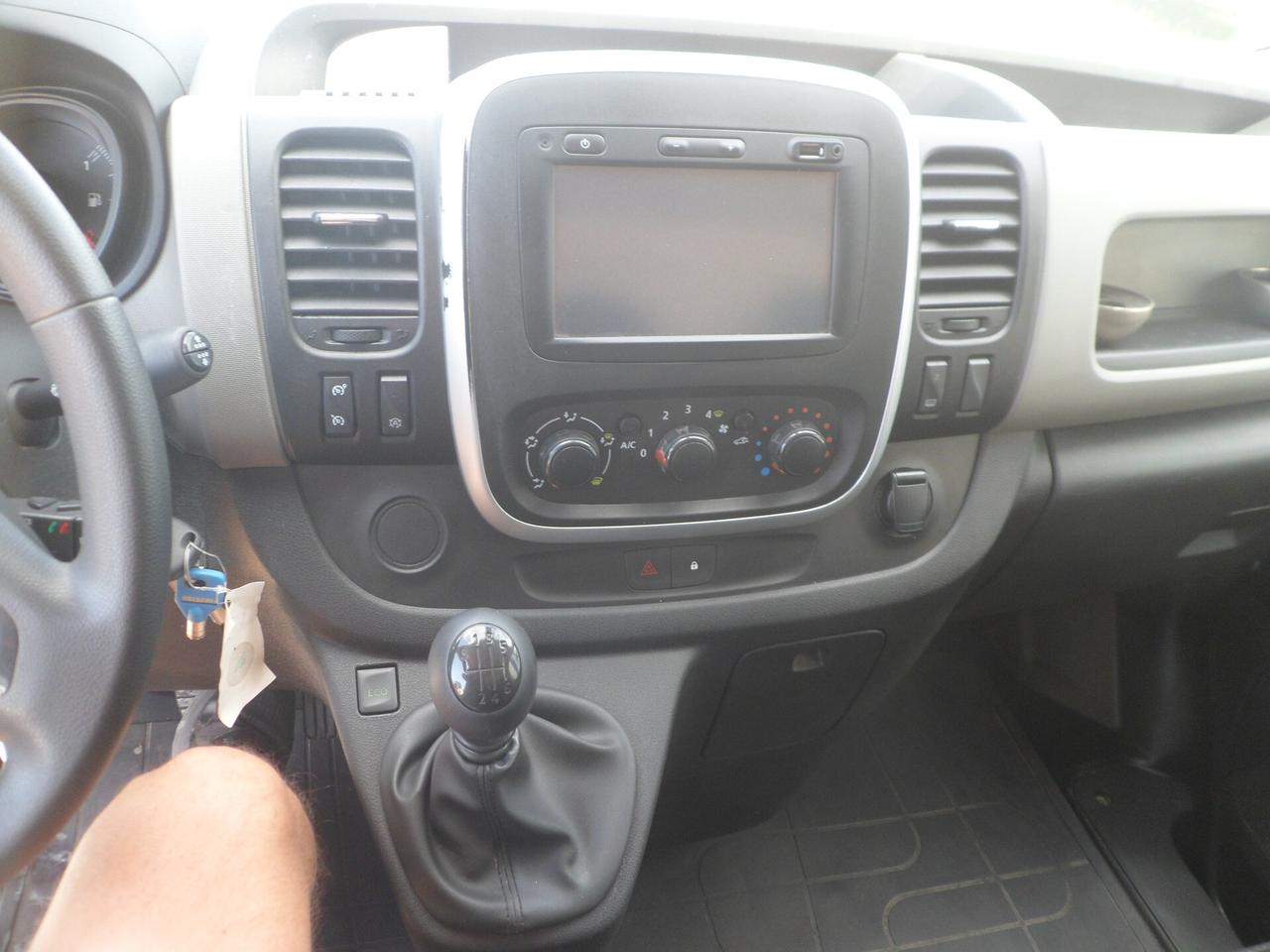 Renault Trafic furgone con pedana