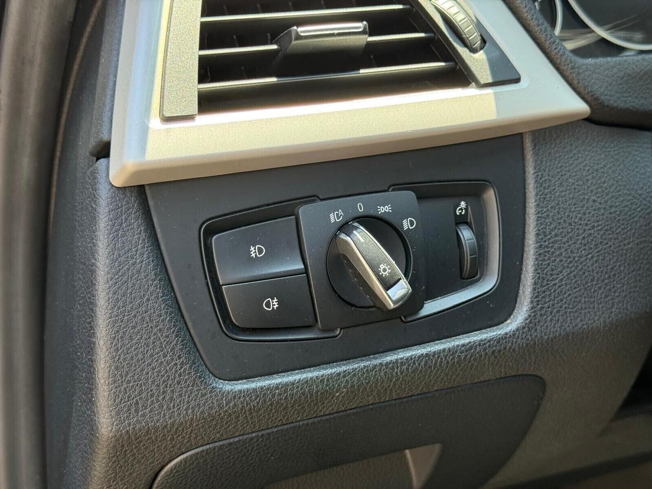 Bmw 318d Touring Business aut. Navi Professional Fari Xeno