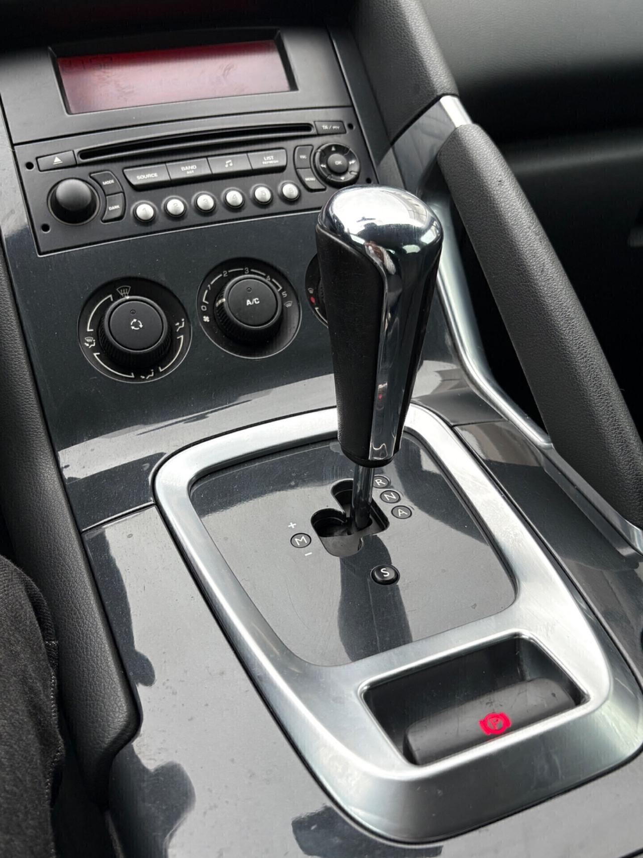 Peugeot 3008 1.6 HDi 110CV cambio robotizzato Business