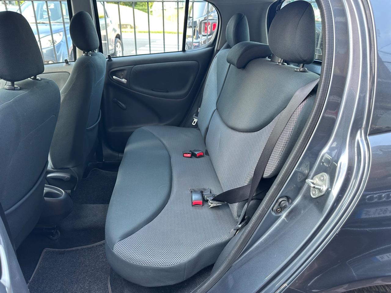Toyota Yaris 1.0i 16V cat 5 porte Sol