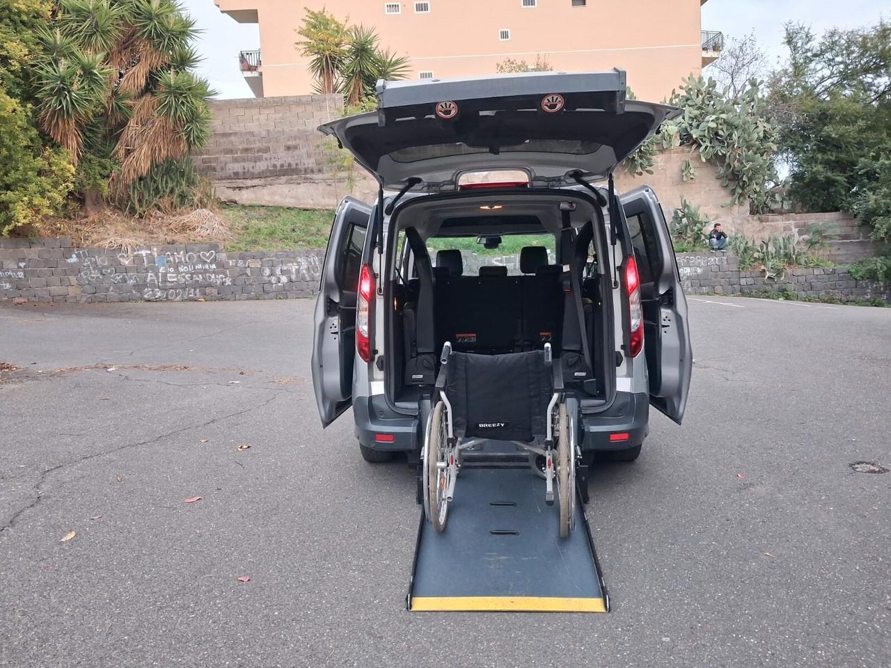 Ford Tourneo Connect Pianale ribassato con rampa disabili in carrozzina