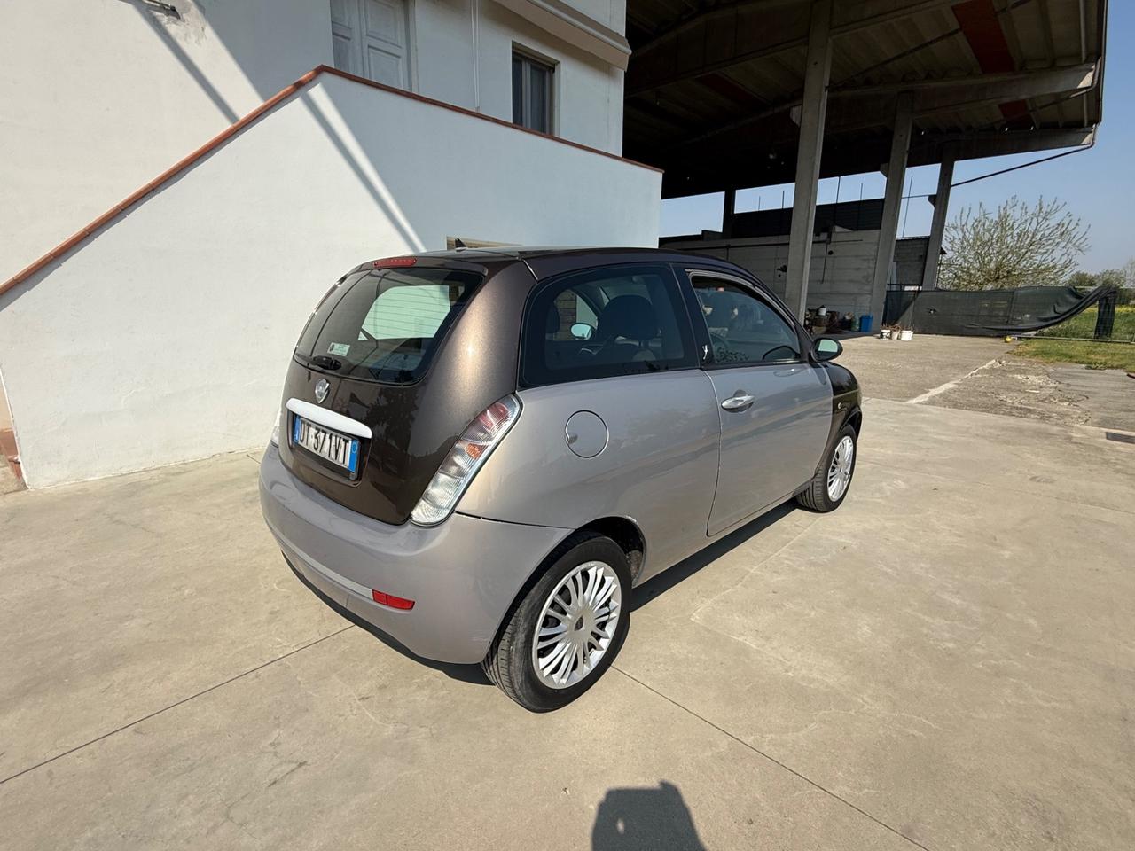 Lancia Ypsilon 1.3 MJT 75 CV Versus