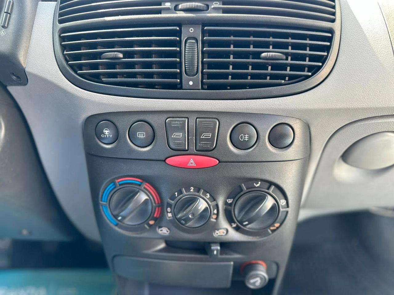 Fiat Punto 1.2i 5 porte Clima