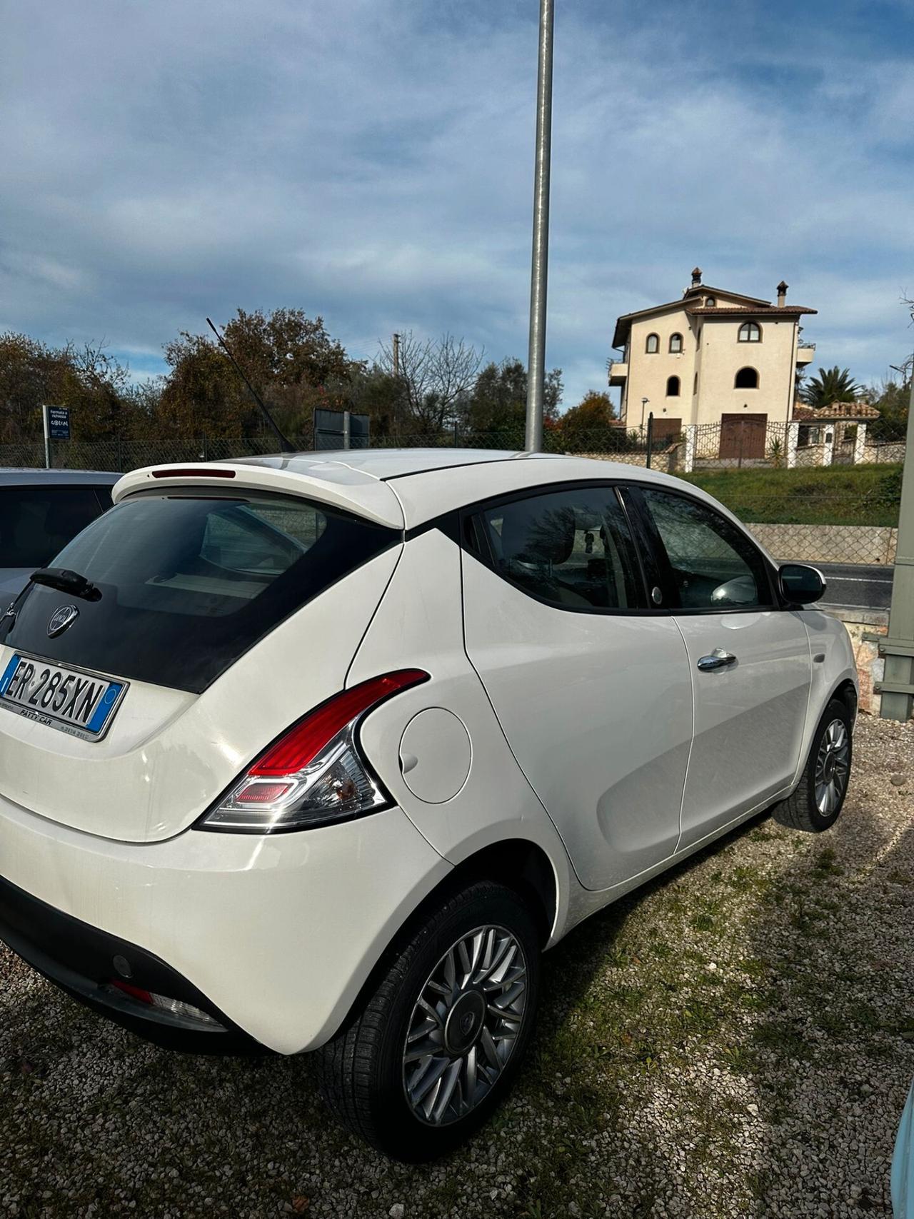 Lancia Ypsilon 0.9 TwinAir 85 CV 5 porte Metano Ecochic Gold