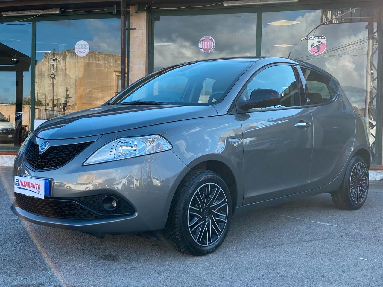 Lancia Ypsilon 1.0 FireFly 5 porte S&S Hybrid Ecochic Silver