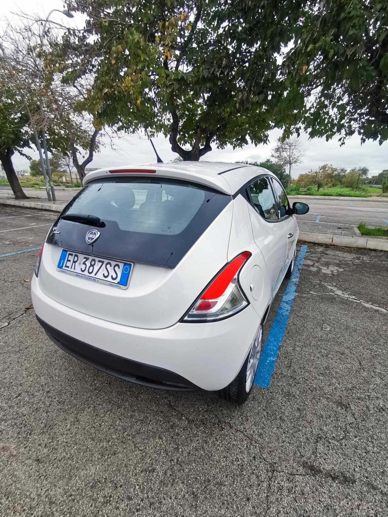 Lancia Ypsilon 1.2 69 CV 5P. Silver 2013