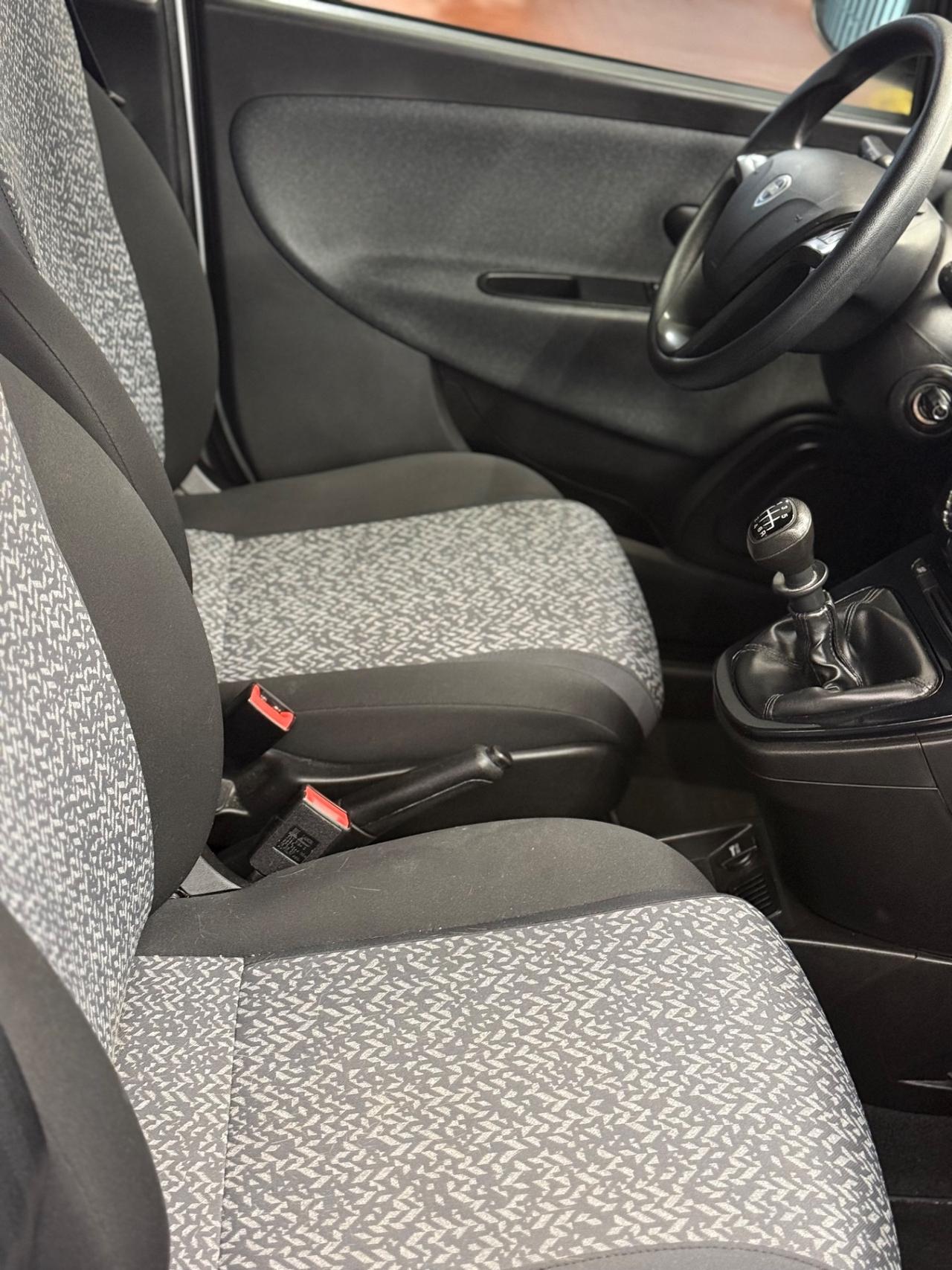 Lancia Ypsilon 1.0 FireFly 5 porte S&S Hybrid Ecochic Silver