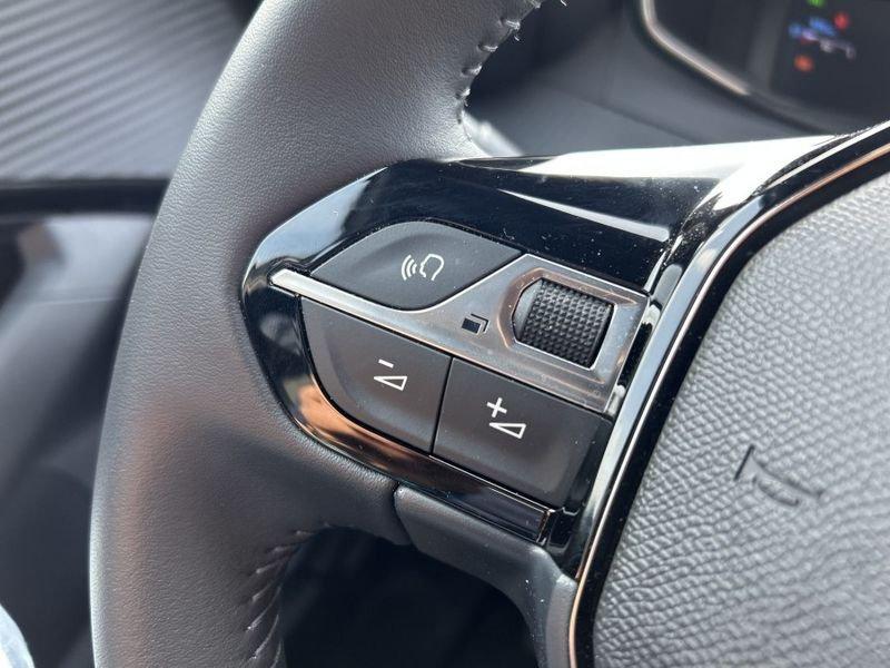 Peugeot 2008 PureTech 100 Allure 3.000 KM!! NAVI+KEYLESS