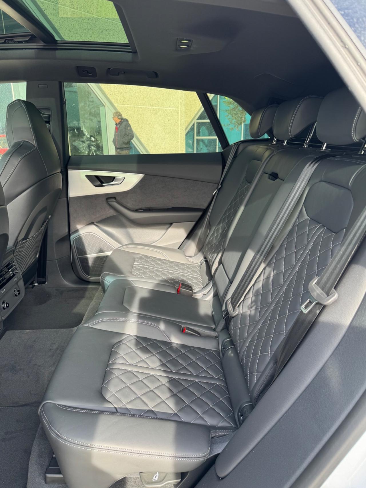 Audi Q8 Sline quattro possibilità noleggio no scoring