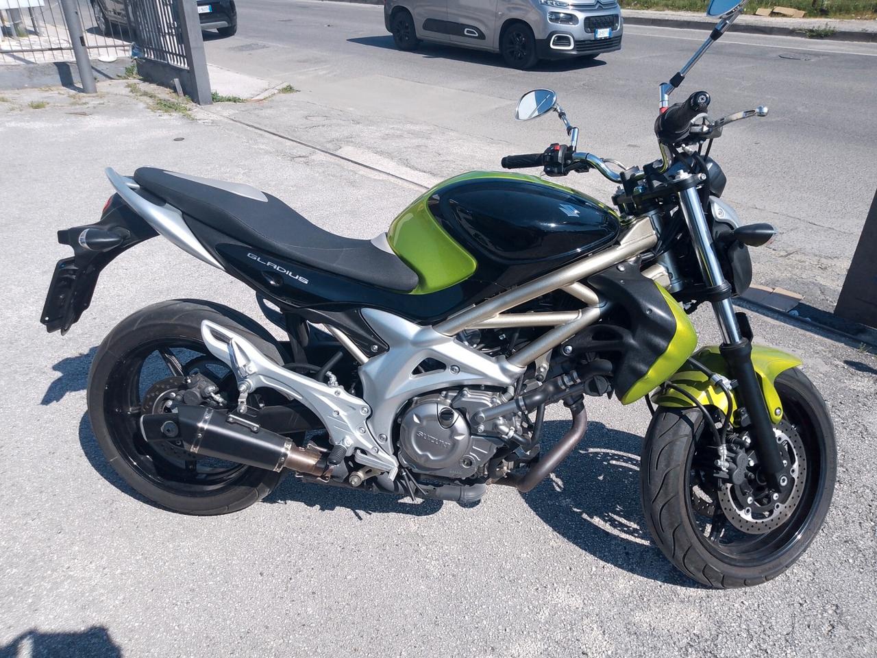 Suzuki Gladius 650 POCHISSIMI CHILOMETRI - PARI AL NUOVO