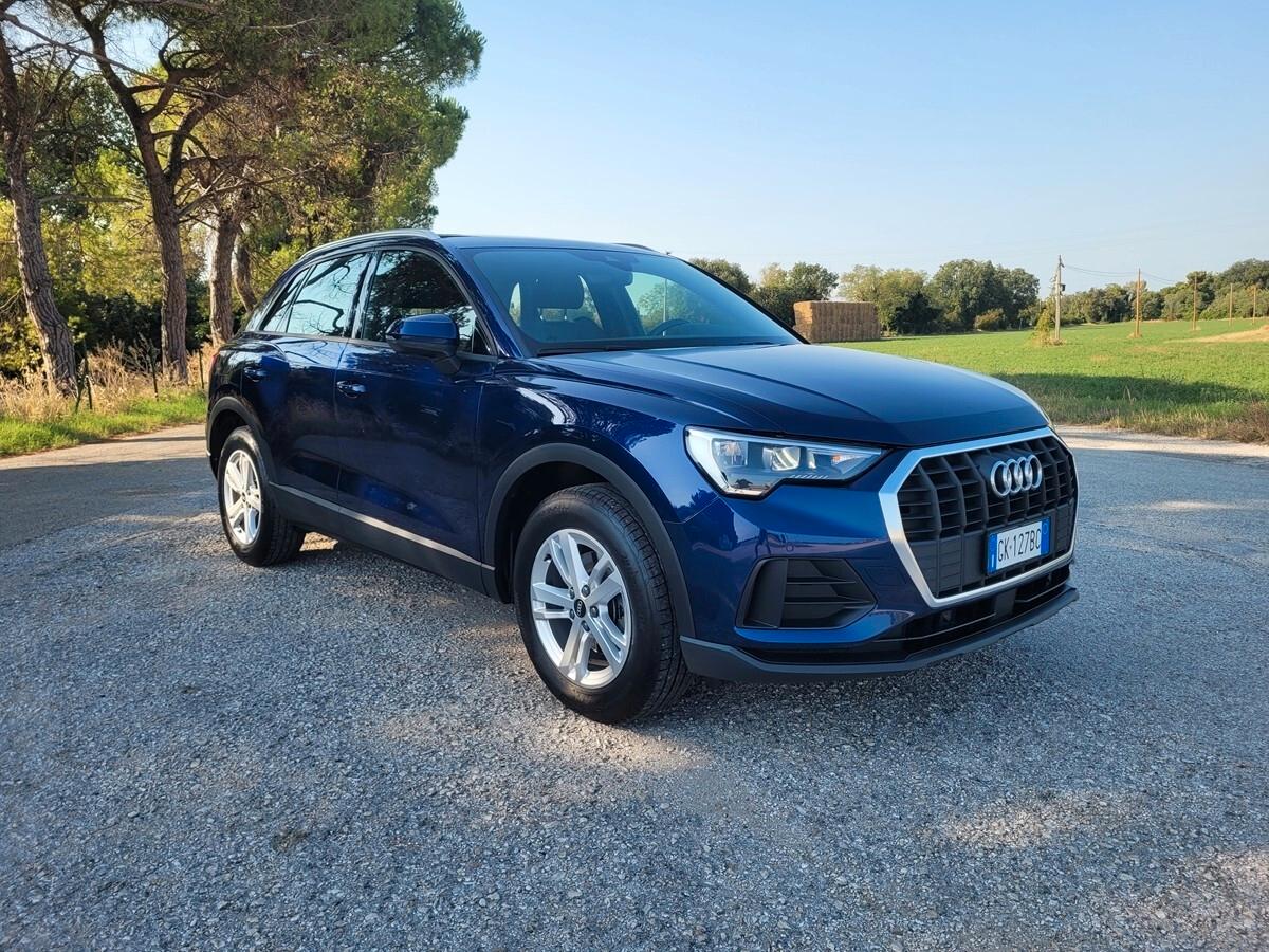 Audi Q3 35 TFSI S tronic Business interni s-line
